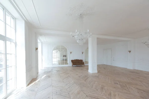 Шикарный Белый Огромный Просторный Зал Минимальным Количеством Дорогой Антикварной Мебели — стоковое фото