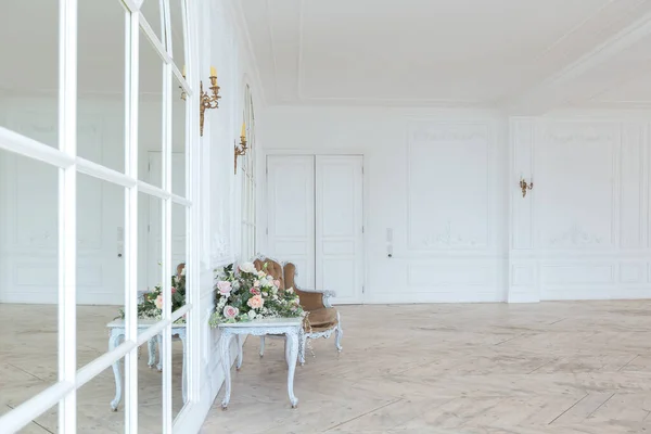 Chic White Huge Spacious Hall Minimum Expensive Antique Furniture Baroque — Stock Photo, Image