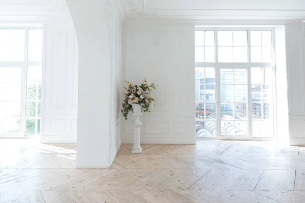 stock image chic white huge spacious hall with a minimum of expensive antique furniture. Baroque interior design with ornament on the walls and parquet on the floor.