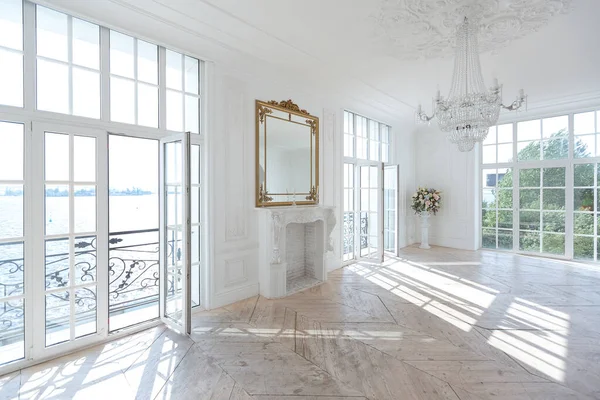 Elegante Blanco Enorme Hall Espacioso Con Mínimo Muebles Antiguos Caros —  Fotos de Stock