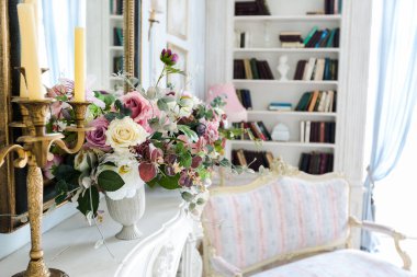 Güzel, antika barok mobilyalarla dolu rahat bir oturma odası duvarlar sıva ve ahşap parke ile süslenmiş. Gündüz ılık yumuşak ışık.