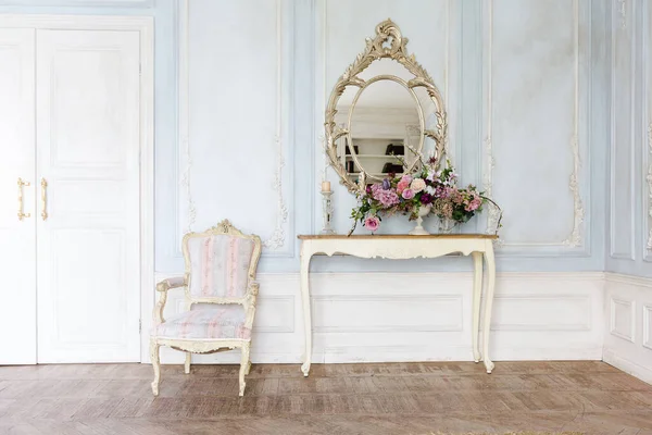 Aconchegante Sala Estar Interior Com Elegante Mobiliário Barroco Antigo Paredes — Fotografia de Stock