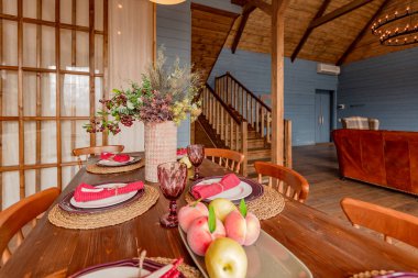 Ahşap dizaynlı bir kır evinin içi tamamen ahşap. Geniş pencereli mutfak alanı olan geniş bir oturma odası. Yatak odası ikinci katta..