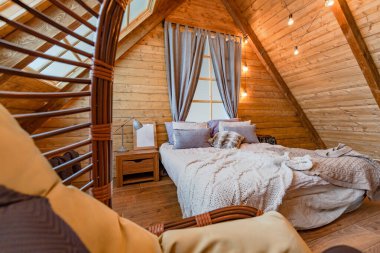 Ahşap dizaynlı bir kır evinin içi tamamen ahşap. Geniş pencereli mutfak alanı olan geniş bir oturma odası. Yatak odası ikinci katta..