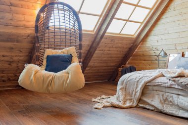 Ahşap dizaynlı bir kır evinin içi tamamen ahşap. Geniş pencereli mutfak alanı olan geniş bir oturma odası. Yatak odası ikinci katta..