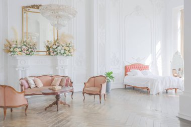 Kraliyet barok tarzı lüks, lüks bir oda. Ekstra beyaz, gün ışığı dolu. yüksek tavan ve duvarlar sıva ile dekore edilmiş