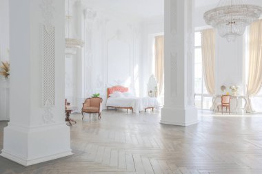Kraliyet barok tarzı lüks, lüks bir oda. Ekstra beyaz, gün ışığı dolu. yüksek tavan ve duvarlar sıva ile dekore edilmiş