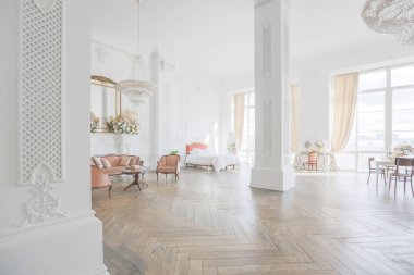 Kraliyet barok tarzı lüks, lüks bir oda. Ekstra beyaz, gün ışığı dolu. yüksek tavan ve duvarlar sıva ile dekore edilmiş