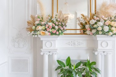 Kraliyet barok tarzı lüks, lüks bir oda. Ekstra beyaz, gün ışığı dolu. yüksek tavan ve duvarlar sıva ile dekore edilmiş