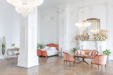 Kraliyet barok tarzı lüks, lüks bir oda. Ekstra beyaz, gün ışığı dolu. yüksek tavan ve duvarlar sıva ile dekore edilmiş