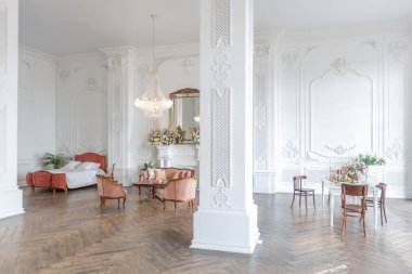 Kraliyet barok tarzı lüks, lüks bir oda. Ekstra beyaz, gün ışığı dolu. yüksek tavan ve duvarlar sıva ile dekore edilmiş