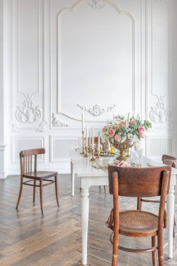 Kraliyet barok tarzı lüks, lüks bir oda. Ekstra beyaz, gün ışığı dolu. yüksek tavan ve duvarlar sıva ile dekore edilmiş