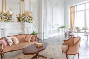 Kraliyet barok tarzı lüks, lüks bir oda. Ekstra beyaz, gün ışığı dolu. yüksek tavan ve duvarlar sıva ile dekore edilmiş