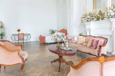 Kraliyet barok tarzı lüks, lüks bir oda. Ekstra beyaz, gün ışığı dolu. yüksek tavan ve duvarlar sıva ile dekore edilmiş