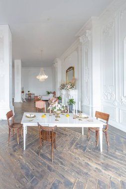 Kraliyet barok tarzı lüks, lüks bir oda. Ekstra beyaz, gün ışığı dolu. yüksek tavan ve duvarlar sıva ile dekore edilmiş