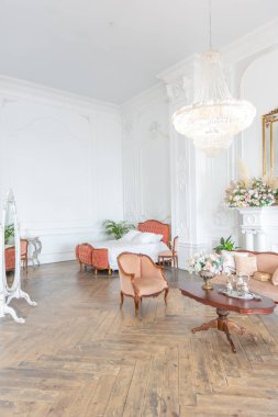 Kraliyet barok tarzı lüks, lüks bir oda. Ekstra beyaz, gün ışığı dolu. yüksek tavan ve duvarlar sıva ile dekore edilmiş