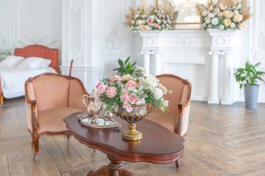 Kraliyet barok tarzı lüks, lüks bir oda. Ekstra beyaz, gün ışığı dolu. yüksek tavan ve duvarlar sıva ile dekore edilmiş