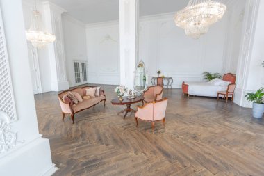 Kraliyet barok tarzı lüks, lüks bir oda. Ekstra beyaz, gün ışığı dolu. yüksek tavan ve duvarlar sıva ile dekore edilmiş