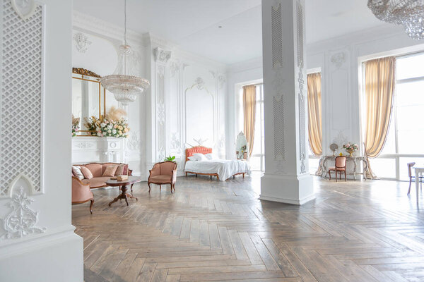 Royal Baroque style luxury posh interior of large room. Очень белый, полный дневного света. высокие потолки и стены, украшенные штукатуркой