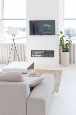 Minimalist tarzda pahalı mobilyaları olan ekstra beyaz renkli bir stüdyo dairenin lüks modern iç tasarımı. beyaz fayanslı zemin, mutfak, rahatlama alanı ve işyeri