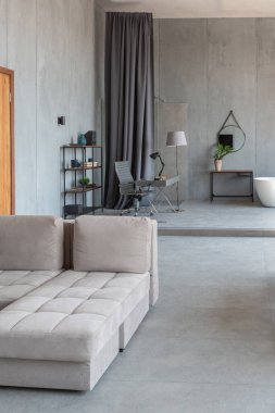 Modern minimalist koyu gri çatı katı tarzı stüdyo daire iç tasarımı. Mutfak, oturma odası, iş yeri, duş ve banyo. İçerideki parlak güneş ışınları.