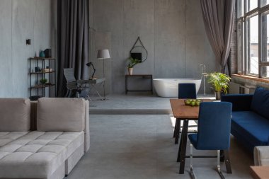 Modern minimalist koyu gri çatı katı tarzı stüdyo daire iç tasarımı. Mutfak, oturma odası, iş yeri, duş ve banyo. İçerideki parlak güneş ışınları.