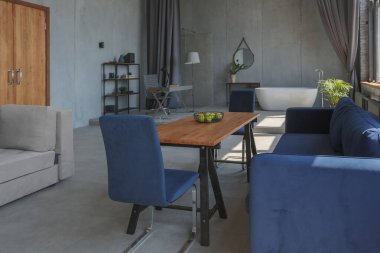 Modern minimalist koyu gri çatı katı tarzı stüdyo daire iç tasarımı. Mutfak, oturma odası, iş yeri, duş ve banyo. İçerideki parlak güneş ışınları.