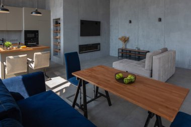 Modern minimalist koyu gri çatı katı tarzı stüdyo daire iç tasarımı. Mutfak, oturma odası, iş yeri, duş ve banyo. İçerideki parlak güneş ışınları.