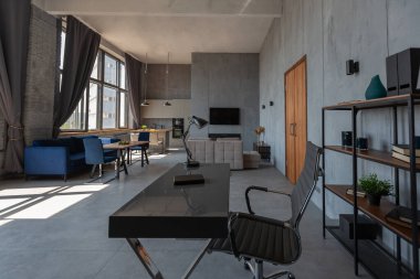 Modern minimalist koyu gri çatı katı tarzı stüdyo daire iç tasarımı. Mutfak, oturma odası, iş yeri, duş ve banyo. İçerideki parlak güneş ışınları.