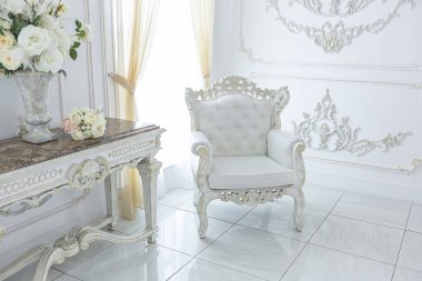 Barok tarzında lüks kraliyet iç mimarisi. Pahalı eski tarz mobilyaları olan aydınlık ve beyaz bir salon. Duvarlarda büyük pencereler ve sıva süslemeleri