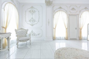 Barok tarzında lüks kraliyet iç mimarisi. Pahalı eski tarz mobilyaları olan aydınlık ve beyaz bir salon. Duvarlarda büyük pencereler ve sıva süslemeleri