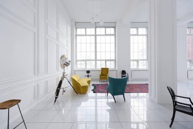 Siyah ve sarı mobilyaları olan geniş beyaz bir salonun modern modaya uygun iç tasarımı