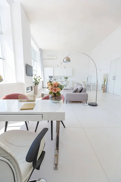ミニマリストスタイルでファッショナブルな高価な家具と余分な白い色のスタジオアパートの居心地の良い豪華な近代的なインテリアデザイン 白いタイル張りの床 キッチン リラクゼーションエリア — ストック写真