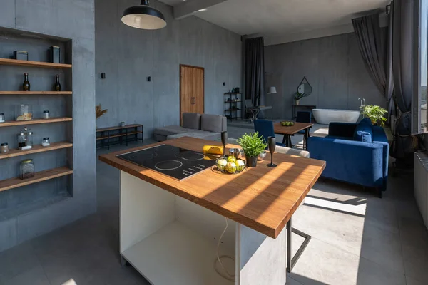 モダンなミニマルなダークグレーのロフトスタイルのスタジオのアパートのインテリアデザイン キッチン シッティングエリア シャワーとバス 明るい太陽の光が — ストック写真