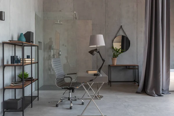 现代简约的深灰色阁楼风格工作室公寓室内设计 休息区 工作场所 淋浴间和浴室 室内明亮的阳光 — 图库照片