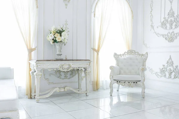 Luksusowe Królewskie Eleganckie Wnętrze Stylu Barokowym Bardzo Jasny Jasny Biały — Zdjęcie stockowe