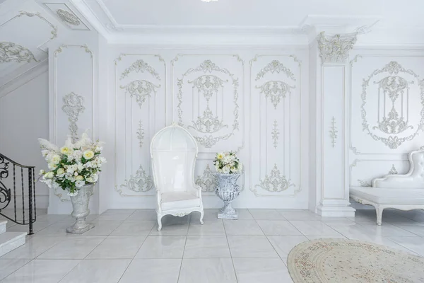 华丽的皇家豪华内饰 巴洛克风格 非常明亮 明亮和白色的大厅与昂贵的老式家具 墙上的大窗户和粉刷装饰品 — 图库照片