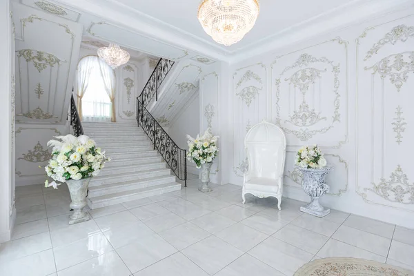 Luxus Királyi Flancos Belső Barokk Stílusban Nagyon Világos Világos Fehér — Stock Fotó