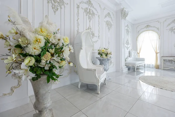 华丽的皇家豪华内饰 巴洛克风格 非常明亮 明亮和白色的大厅与昂贵的老式家具 墙上的大窗户和粉刷装饰品 — 图库照片