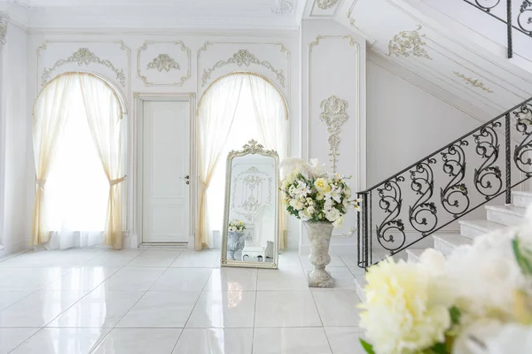 华丽的皇家豪华内饰 巴洛克风格 非常明亮 明亮和白色的大厅与昂贵的老式家具 宽阔而别致的大理石楼梯通往二楼 — 图库照片