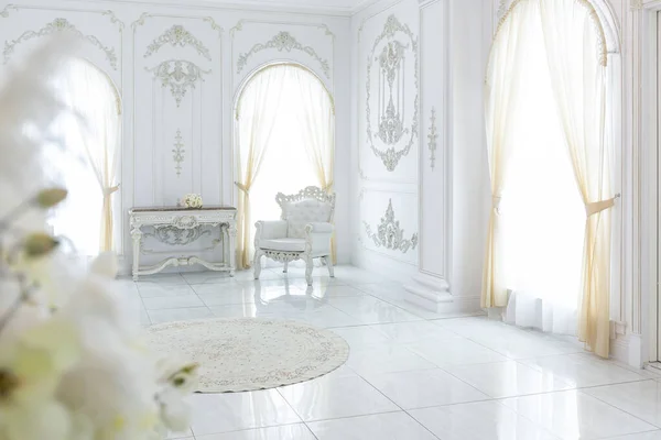 Luksusowe Królewskie Eleganckie Wnętrze Stylu Barokowym Bardzo Jasny Jasny Biały — Zdjęcie stockowe