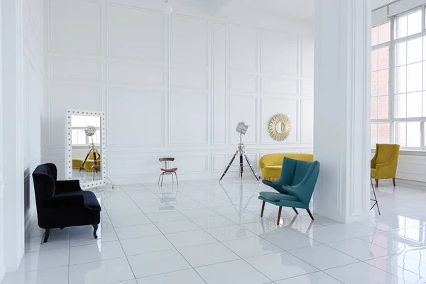 Moderní Módní Futuristický Interiér Prostorné Bílé Haly Černým Žlutým Nábytkem — Stock fotografie