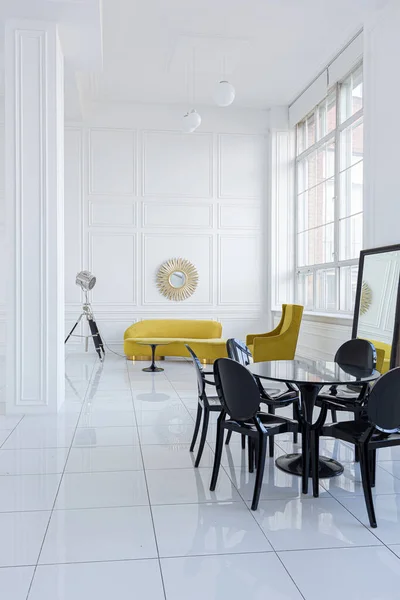 Современный Модный Футуристический Дизайн Интерьера Просторного Белого Зала Черно Желтой — стоковое фото