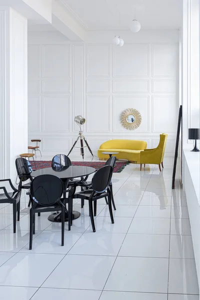 Siyah Sarı Mobilyaları Olan Geniş Beyaz Bir Salonun Modern Modaya — Stok fotoğraf