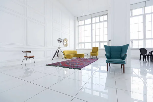 黒と黄色の家具と広々とした白いホールの現代的なファッショナブルな未来的なインテリアデザイン — ストック写真