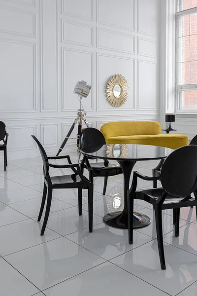 Siyah Sarı Mobilyaları Olan Geniş Beyaz Bir Salonun Modern Modaya — Stok fotoğraf