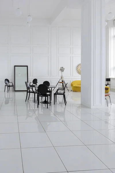 Moderní Módní Futuristický Interiér Prostorné Bílé Haly Černým Žlutým Nábytkem — Stock fotografie