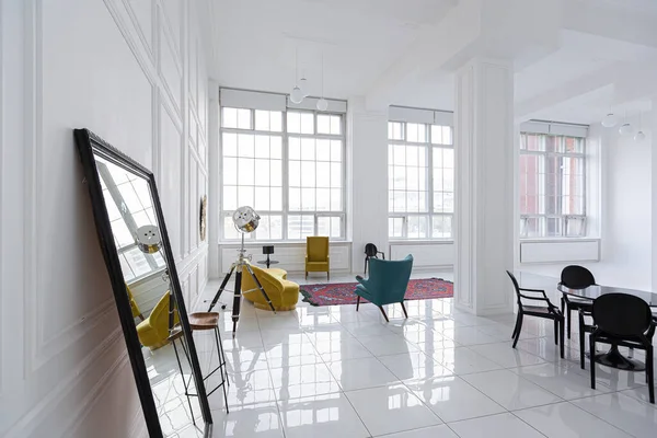 现代时尚的前瞻性室内设计 宽敞的白色大厅 有黑色和黄色家具 — 图库照片
