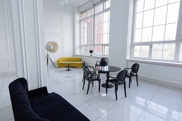 Design Interiores Futurista Moderna Moda Salão Branco Espaçoso Com Mobiliário — Fotografia de Stock