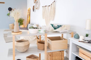 Geniş, ferah, şık, açık bir Bali tarzı dairesi asılı yatağı ve panoramik pencereleri var. Beyaz zemin ve duvarlar, basit ahşap mobilyalar..